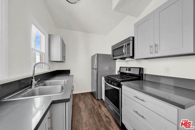 Building Photo - 3209 Descanso Dr