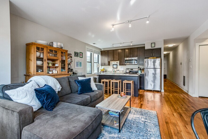 Building Photo - 2229 W Wilson Ave