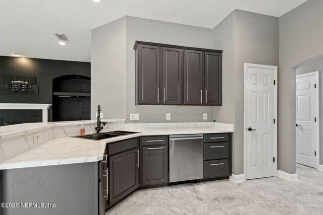 Building Photo - 14617 E Zachary Dr
