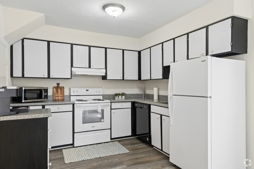 3BR, 1.5BA - 1,100SF - Kitchen - College Square Townhomes Apartments
