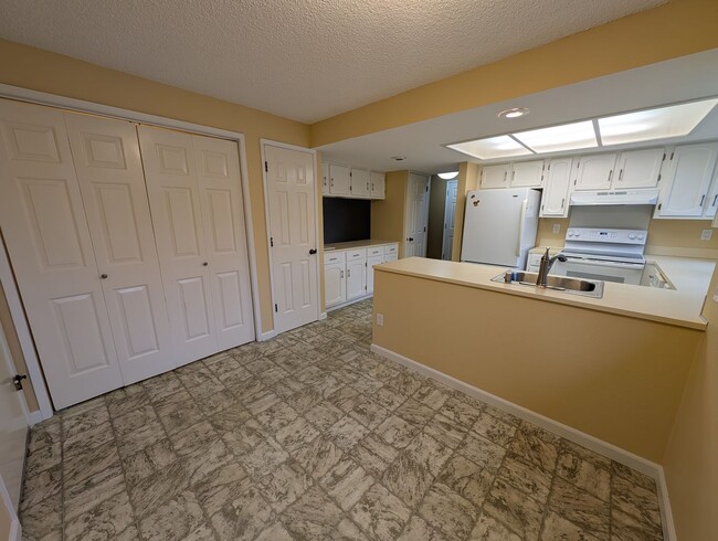 Building Photo - Hidden Gem in Southworth. Minutes from Waterfront & Ferry Terminal. Available NOW!