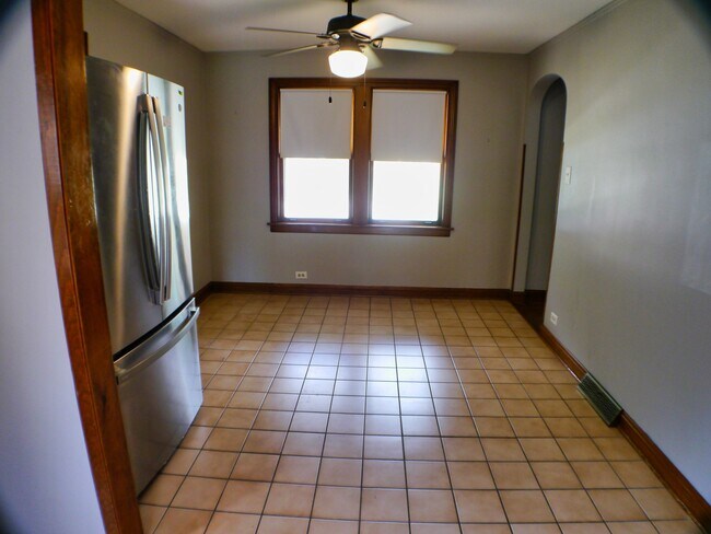 Building Photo - 9337 S Richmond Ave