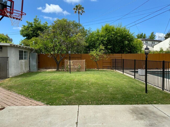 Building Photo - Tarzana Lifestyle: Elegant Home with Pool,...