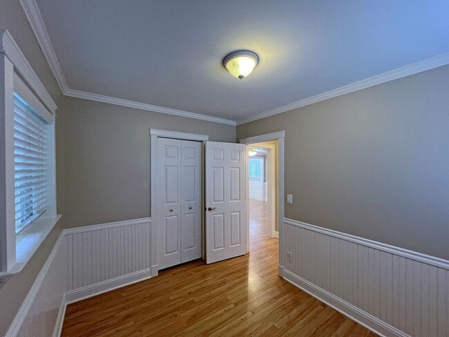Building Photo - Charming and updated 2 bedroom, 1 bath bun...