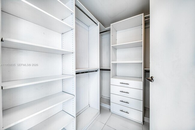 Building Photo - 200 Biscayne Blvd Way