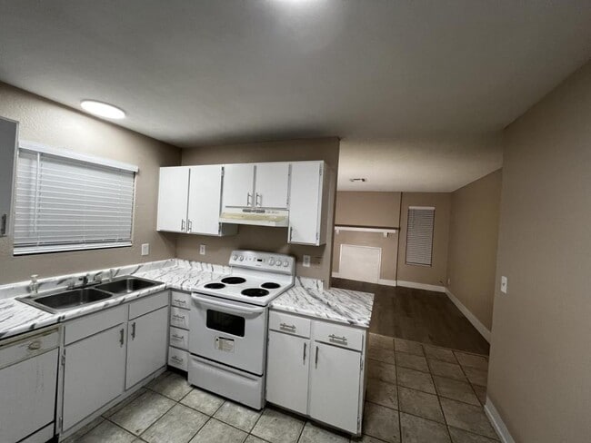 Building Photo - 4221 Middlesex Ave