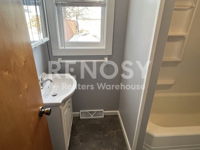 Building Photo - 4BD/2BA in Newport Available Now!