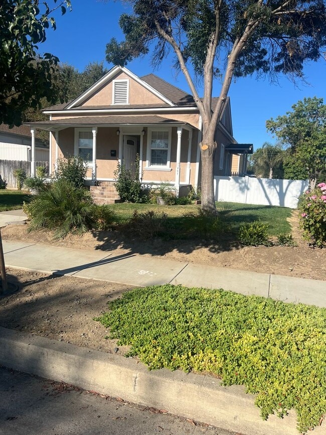 Building Photo - Beautiful 2 bedroom home with large detatched garage