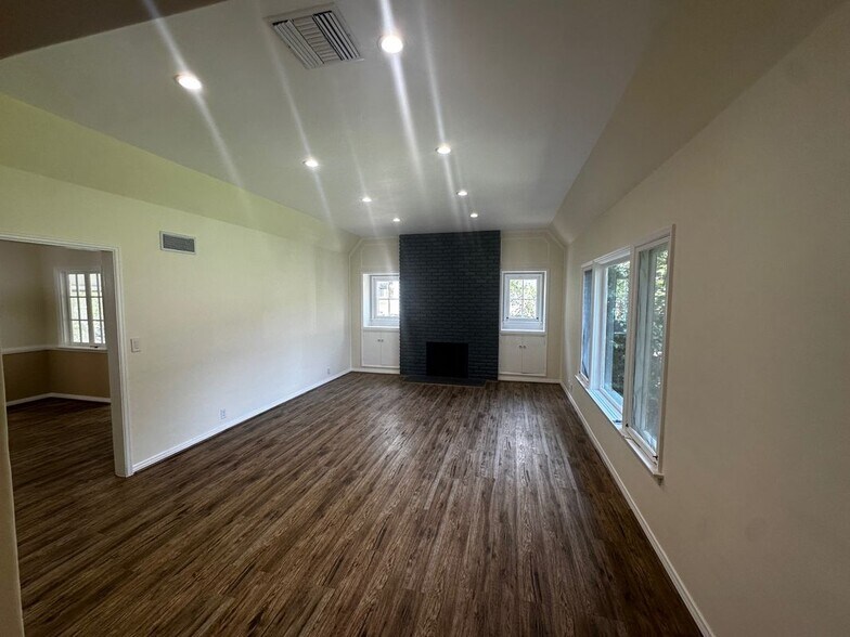 Building Photo - 2151 N Altadena Dr