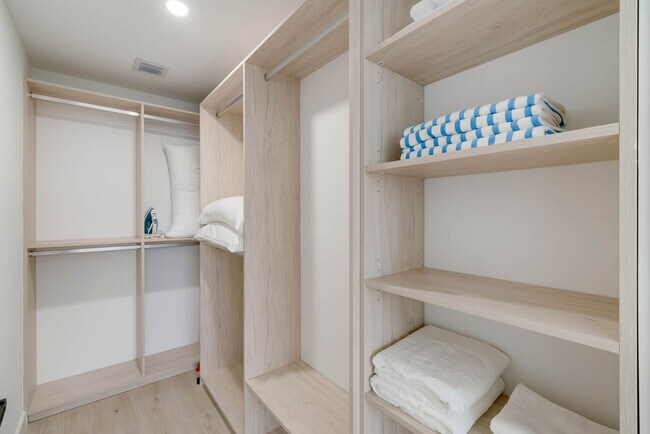 Building Photo - 225 N Miami Ave