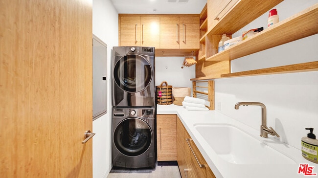 Building Photo - 2915 Tuna Canyon Rd