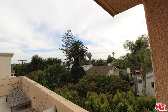 Building Photo - 10400 La Grange Ave