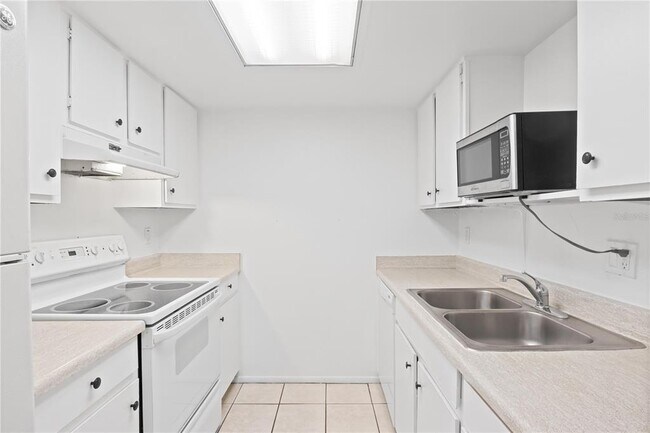 Building Photo - 920 N Lake Destiny Rd