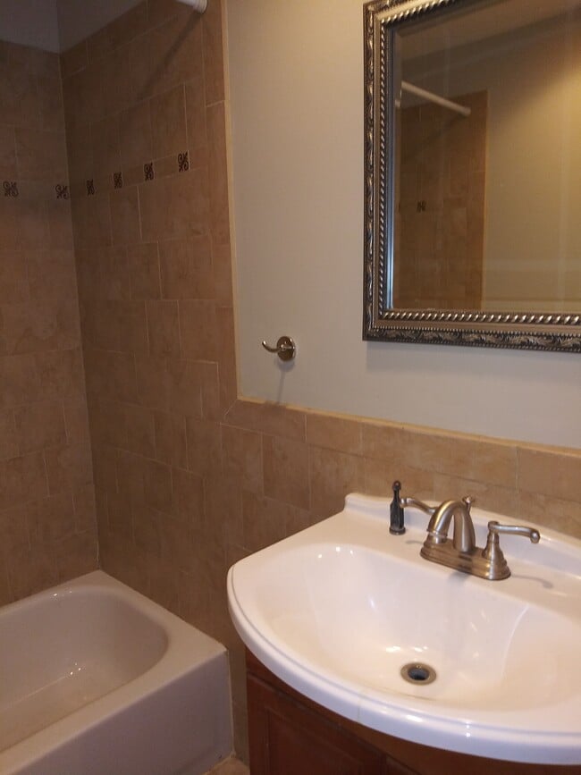 Building Photo - 733 Carpenter St