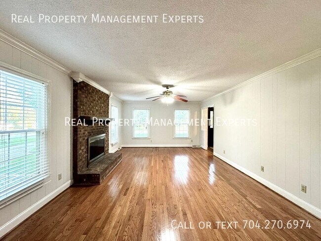 Building Photo - 6008 Mallard Dr