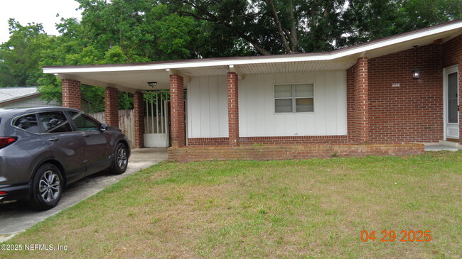 Building Photo - 1204 Crown Dr