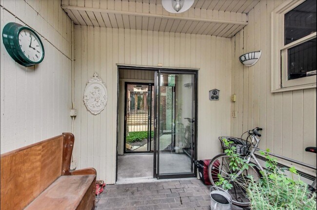 Building Photo - 940 W Cuyler Ave