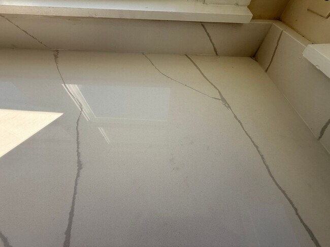 Building Photo - 750-752 E Wheeling St