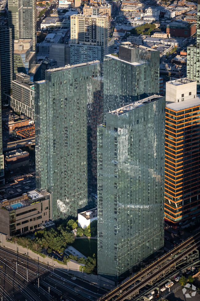Building Photo - 2 Jackson Park
