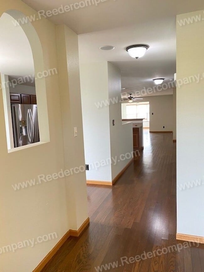 Building Photo - Single level open concept duplex features ...