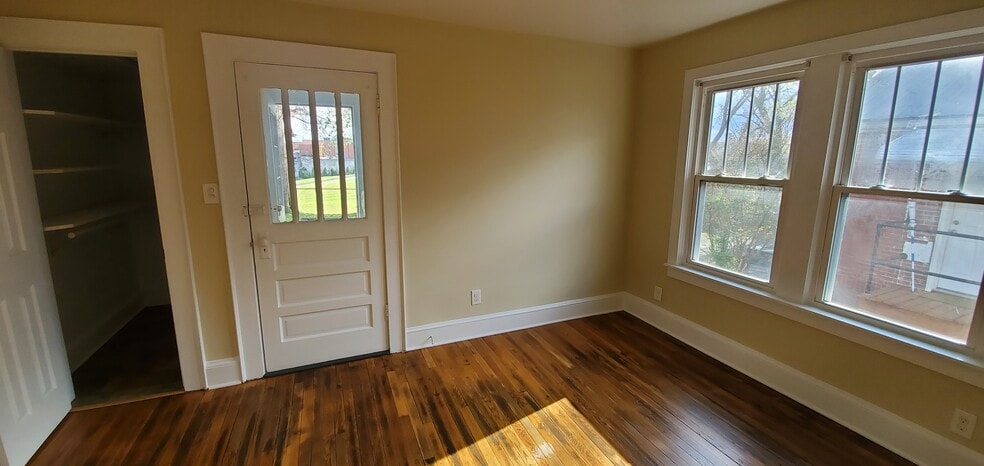 Bedroom/Study with closet - 2401 Spring Garden St