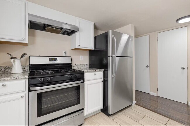 Building Photo - Spacious 1BR/1BA plus HUGE office/den!
