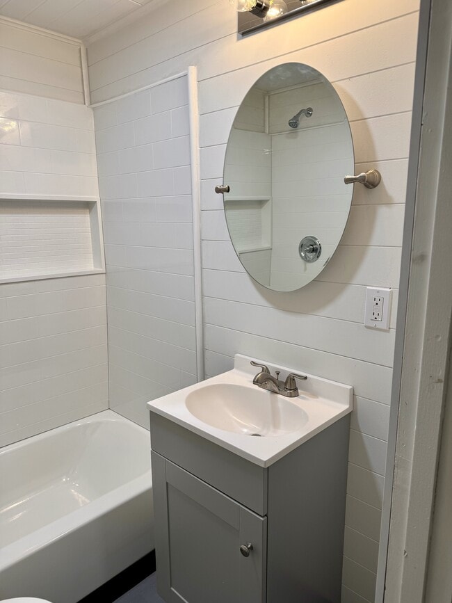 Building Photo - 720 18th Ave