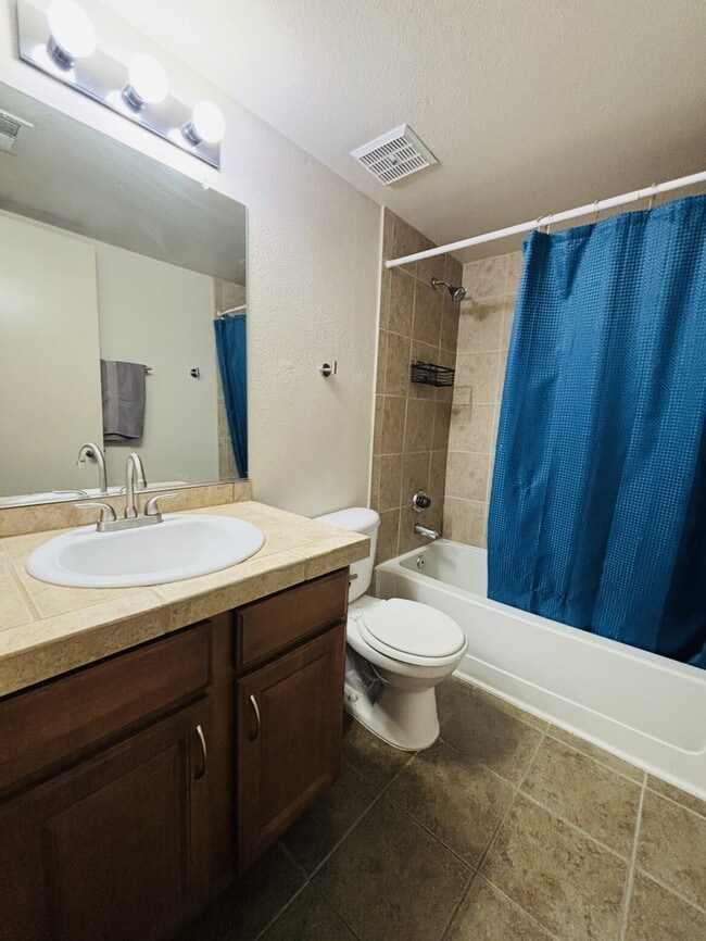 Building Photo - "Cozy 2-Bed 2 bath Condo”