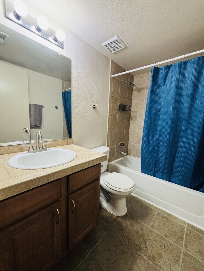 Building Photo - "Cozy 2-Bed 2 bath Condo with Full Furnish...
