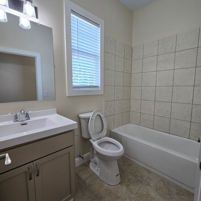 Building Photo - 1818 B Elvin - Move in Ready!!