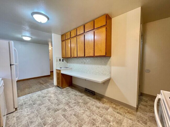 Building Photo - Spacious 3 Bedroom, 1.5 Bathroom Home in G...