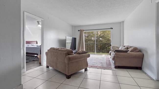 Building Photo - 4156 Inverrary Dr