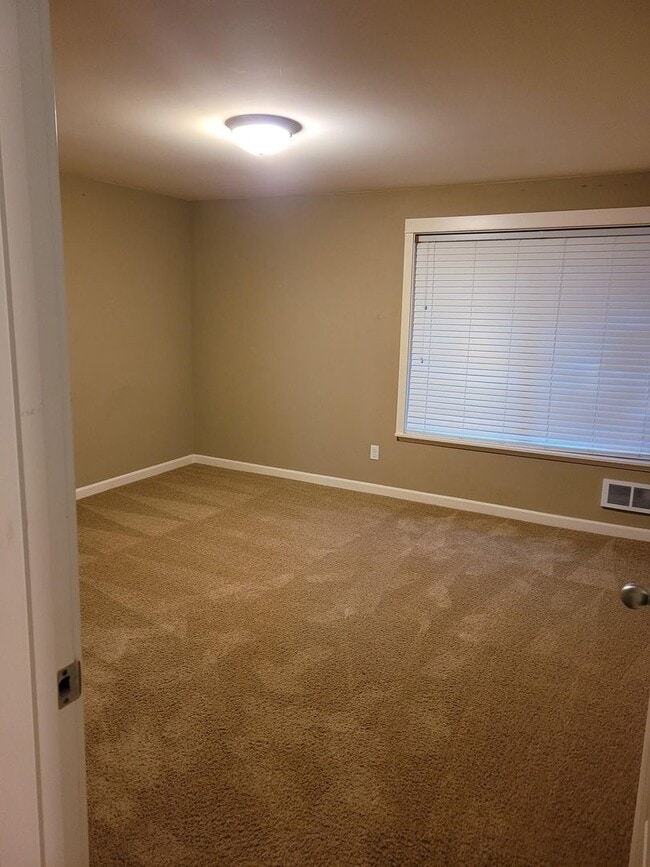 Building Photo - Stunning 2 Bed 2 Bath View Condo in Downto...