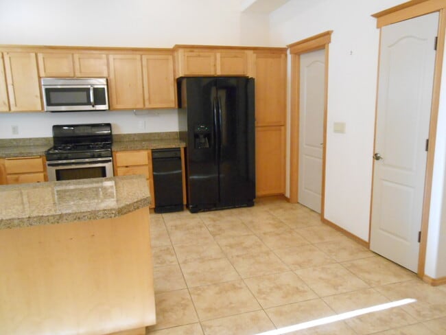 Building Photo - 1021 SW Crosscut Ct