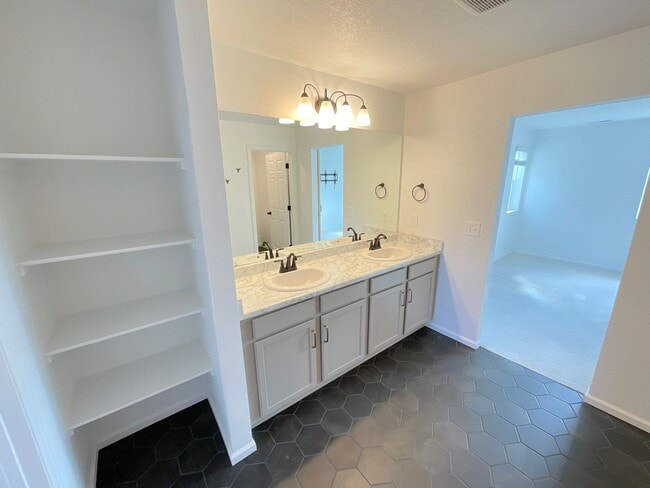 Building Photo - 3 Bedroom Home Available Near N Powers Blvd & Dublin Blvd!