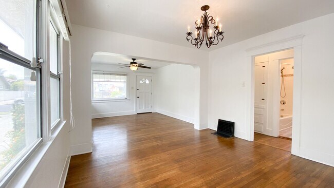 Building Photo - 2BD/1BA Charming Bungalow in Belmont Heights