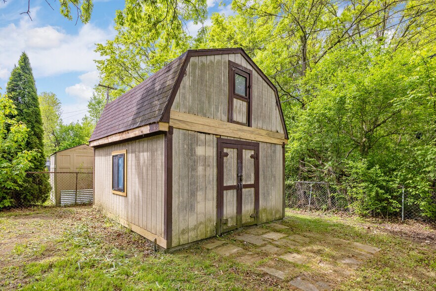 Building Photo - 7598 Lake Park Rd