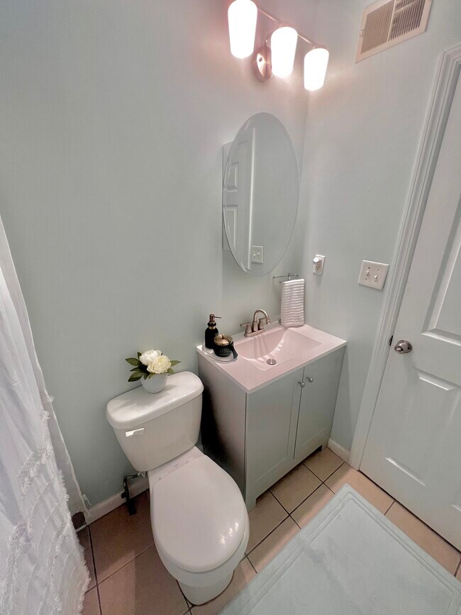 main bathroom - 189 Pomona Ave
