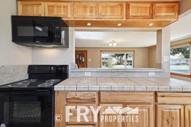 Building Photo - Brick Ranch Home Near Olde Town
