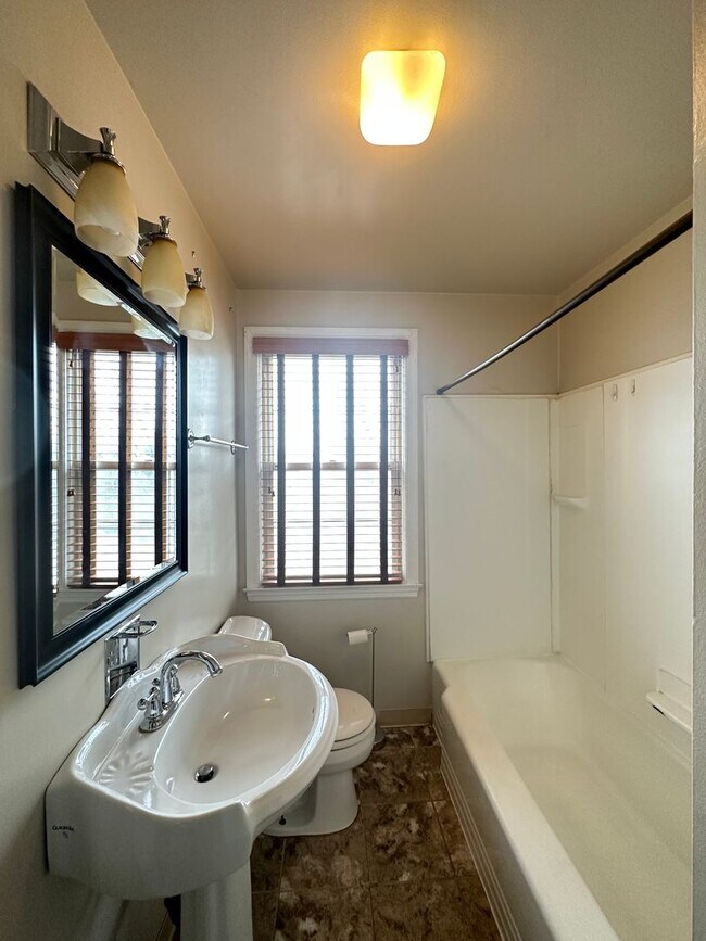 Building Photo - Charming 3 Bedroom/1.5 Bathroom Townhome with In-Unit Laundry in Towson, MD!