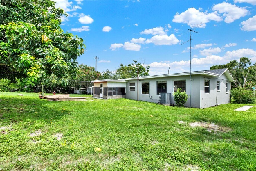 Building Photo - 10711 Seminole Dr N