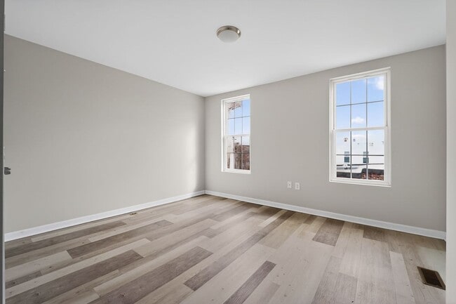 Building Photo - 2 bed 1.5 bath rowhome in Baltimore!