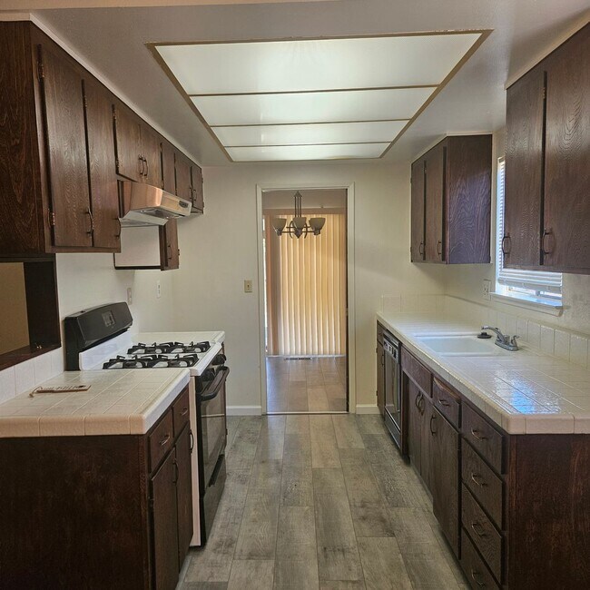 Building Photo - 4 Bedroom Home in Northeast Modesto
