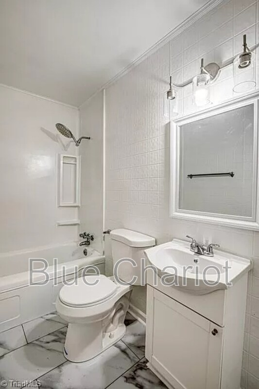 Building Photo - 528 Short St W