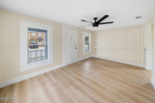 Building Photo - 206 E 2nd Ct