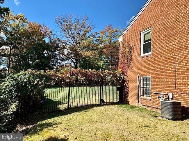 Building Photo - 5901 Middleton Ln