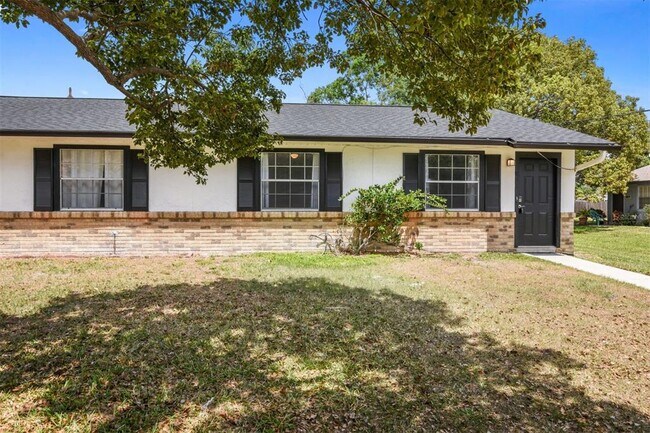 Building Photo - 811 W Magnolia St