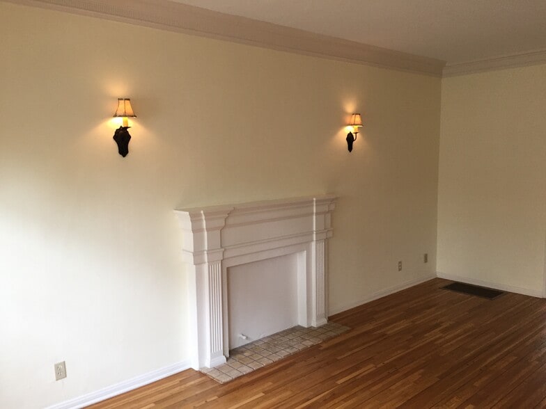 Living room - 1054 Masselin Ave