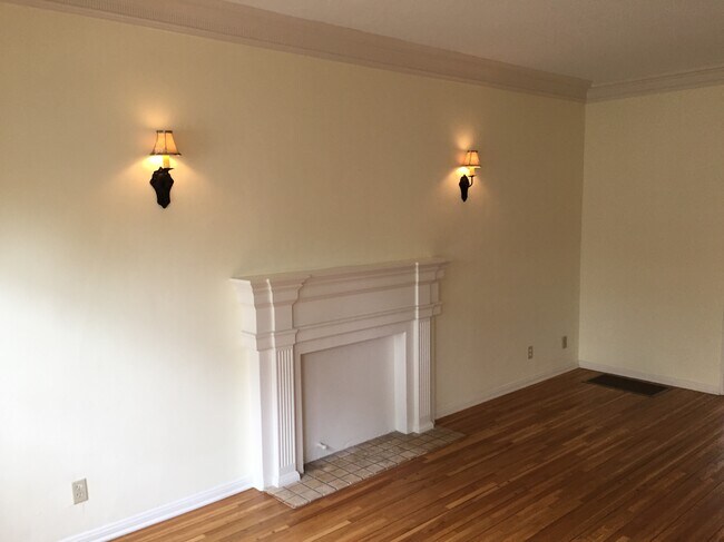 Living room - 1054 Masselin Ave