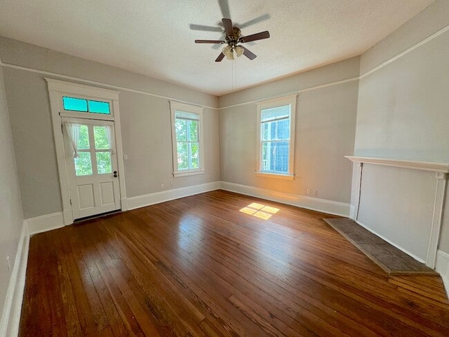 Building Photo - 3 BED | 2 BATH | PRIVATE UPSTAIRS BALCONY | STARLAND